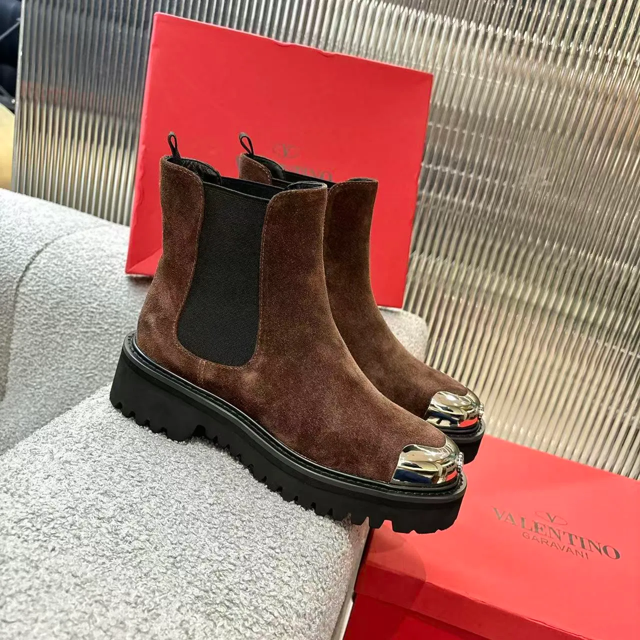 👟👟Ex-factory price 600👟👟 2026𝑉𝐴𝐿𝐸𝑁𝑇𝐼𝑁𝑂 Valentino ♡ͥ | 💫Purchase level🔍 Classic Valentino’s special textured hardware brings out a full sense of luxury After putting it on my feet, I was shocked that my feet looked slimmer! The new season lives up to expectations! Worth buying ❥The original method is absolutely sentimental ❥Elegant style creates a different feeling🙈 Simple temperament style!  ♡ show bdetails ———————————— ⊿▸: Number of yards | 35-40 (41. Customized) ⊿▸: Material | Imported calfskin ⊿▸: Lining | Sheepskin ⊿▸: Number of yards 35-40 (41. Customized)